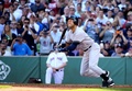 14MLB、ボストン・レッドソックス（Boston Red Sox）対ニューヨーク・ヤンキース（New York Yankees）。3回に三塁への内野安打を放つニューヨーク・ヤンキースのデレク・ジーター（Derek Jeter、2014年9月28日撮影）。(c)AFP/Getty Images/Al Bello