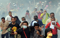 マレーシア首都クアラルンプール（Kuala Lumpur）で、機動隊の催涙ガスから逃げるデモ参加者ら（2009年8月1日撮影）。(c)AFP/Saeed KHAN