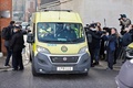 英ロンドンのキング・エドワード7世病院を出る救急車（2021年3月1日撮影）。(c)Tolga Akmen / AFP