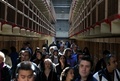 米カリフォルニア（California）州サンフランシスコ（San Francisco）にある悪名高いアルカトラズ島（Alcatraz Island）は21日、島に作られた連邦刑務所の閉鎖から50年を迎えた。アルカトラズ島は当初、軍事要塞化され、やがて軍刑務所となった。施設は1934年に連邦刑務所局（Bureau of Prisons）に移管されて連邦刑務所となった後、1963年に閉鎖された。現在は国立公園の一部となっている。

アルカトラズ島を管理する国立公園局（National Park Service）では、閉鎖50年を記念して、閉鎖される直前の刑務所を撮影した写真展を同島で開催している。写真はいずれもロサンゼルス（Los Angeles）を中心に活動していたフリーカメラマン、リー・ウィーナー（Leigh Wiener）氏が撮影したもので、新たに見つかった作品という。

写真は、旧アルカトラズ刑務所の内部を見て歩く観光客（2013年3月21日撮影）。(c)AFP/Getty Images/Justin Sullivan