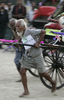 　写真は、インド西ベンガル（West Bengal）州コルカタ（Kolkata）で開催された人力車（リキシャ）レースで、健脚を披露する75歳の車夫、ラフィク（Rafique）さん。

　レースでは、普段は市民らを乗せて走る車夫ら100人が熱戦を展開した。

　共産党が主導権を握る同州議会は、人力車は非人道的な労働形態であるとして人力車業の廃止を進めているが、現在も多くの人力車がコルカタの街を行き交う（2009年4月19日撮影）。(c)AFP/Deshakalyan CHOWDHURY