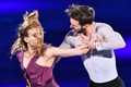 平昌冬季五輪、フィギュアスケートのエキシビションに臨むガブリエラ・パパダキス/ギヨーム・シゼロン組（2018年2月25日撮影）。(c)AFP/Mladen ANTONOV