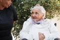 南アフリカ・タウズリバーの老人ホームで、118歳の誕生日を迎えたマーガレット・マリッツさん（右、2024年9月27日撮影）。(c)RODGER BOSCH / AFP