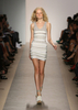 米・ニューヨーク市内で発表されたエルベ・レジェ バイ マックスアズリア（Herve Leger By Max Azria）の10年春夏コレクション（2009年9月13日撮影）。(c)AFP/Getty Images/Kristian Dowling