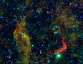 米航空宇宙局（NASA）のスピッツァー宇宙望遠鏡（Spitzer Space Telescope）と広域赤外線探査衛星「WISE（Wide-field Infrared Survey Explorer）」の赤外線画像から構成した、人類史上初めて記録された超新星の残骸「RCW 86」の画像。赤い光が超新星残骸、黄色と緑色は背後にある天の川（Milky Way）銀河からの光、青色は周辺の星々の輝きを示している（2011年10月26日提供）。(c)AFP/NASA/JPL-CALTECH/UCLA