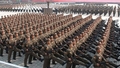 北朝鮮・平壌（Pyongyang）の金日成広場で朝鮮労働党創建65周年を記念して開かれた軍事パレードで行進する北朝鮮人民軍、治安部隊、労農赤衛隊、赤い青年近衛隊の兵士ら（2010年10月10日朝鮮中央通信配信）。(c)AFP/KCNA VIA KNS