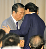 国会内で開かれた民主党の臨時両院議員総会で辞意を表明した後、小沢一郎（Ichiro Ozawa）同党幹事長と握手をする鳩山由紀夫（Yukio Hatoyama）首相（2010年6月2日撮影）。(c)AFP/Yoshikazu TSUNO