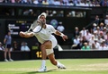 テニス、ウィンブルドン選手権、男子シングルス決勝。リターンを打つノバク・ジョコビッチ（2022年7月10日撮影）。(c)Adrian DENNIS / AFP