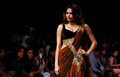 インド・ムンバイ（Mumbai）市内で開催されたラクメ・ファッション・ウィーク（Lakme Fashion Week）で発表された、デザイナーArchana Kochharの13年秋冬コレクション（2013年8月27日撮影）。(c)AFP
