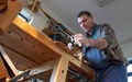 英領北アイルランド・ティローン州クックスタウン郊外にある工房で楽器製作に励むマーティン・マクリーンさん（2020年1月22日撮影）。(c)PAUL FAITH / AFP