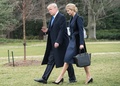 米ホワイトハウスで海兵隊機に乗り込むドナルド・トランプ大統領と娘のイヴァンカさん（2017年2月1日撮影）。(c)AFP/NICHOLAS KAMM