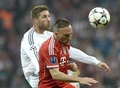 サッカー欧州チャンピオンズリーグ2013-14（UEFA Champions League 2013-14）準決勝第2戦、バイエルン・ミュンヘン（Bayern Munich）対レアル・マドリード（Real Madrid）。ボールを競るレアル・マドリードのセルヒオ・ラモス（Sergio Ramos、左）とバイエルン・ミュンヘンのフランク・リベリ（Franck Ribery、2014年4月29日撮影）。(c)AFP/CHRISTOF STACHE