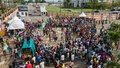 ナイジェリアのラゴスでデモをする人たち（2020年10月20日撮影）。(c)Benson Ibeabuchi / AFP