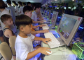 韓国・大田（Taejeon）でネットゲームに興じる子どもたち（2010年12月2日撮影）。(c)AFP/KIM-JAE HWAN