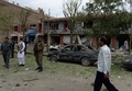 アフガニスタンの首都カブール（Kabul）で、大統領候補のアブドラ・アブドラ（Abdullah Abdullah）元外相の車列を狙ったとみられる自爆攻撃があった現場（2014年6月6日撮影）。(c)AFP/Wakil Kohsar