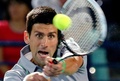 ドバイ・テニス選手権（Dubai Duty Free Tennis Championships 2014）、男子シングルス準決勝。リターンを打つノバク・ジョコビッチ（Novak Djokovic、2014年2月28日撮影）。(c)AFP/MARWAN NAAMANI