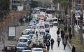トルコ西部イズミルの裁判所前で起きた自動車爆弾攻撃の現場近くに止められた救急車（2017年1月5日撮影）。(c)AFP/EMRE TAZEGUL