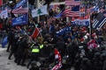 米首都ワシントンの連邦議会議事堂前で、警官隊や治安部隊と衝突するドナルド・トランプ大統領の支持者ら（2021年1月6日撮影）。(c)ROBERTO SCHMIDT / AFP