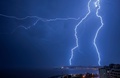 ウルグアイ・モンテビデオで雷雨の空に走る稲光（2024年3月8日撮影）。(c)Mariana SUAREZ / AFP