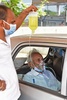インド・アーメダバードの病院で、車の中で酸素を吸入しながら受診の順番を待つ新型コロナウイルス感染者（2021年5月3日撮影、資料写真）。(c)Sam PANTHAKY / AFP