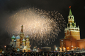 ロシア・モスクワ（Moscow）の赤の広場（Red Square）には1日未明、新年を祝おうと約12万人が集まった。ドミトリー・メドベージェフ（Dmitry Medvedev）大統領は、経済危機に耐えている国民に感謝するとともに家族の大切さを強調した。写真は赤の広場で打ち上げられた新年を祝う花火と聖ワシリー聖堂（St.Basil cathedral、2010年1月1日撮影)。(c)AFP/DMITRY KOSTYUKOV