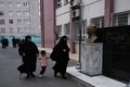 トルコ建国の父ムスタファ・ケマル・アタチュルク初代大統領の彫像の前を通りイスタンブール市内の投票所に向かう人々（2019年3月31日撮影）。(c)Yasin AKGUL / AFP