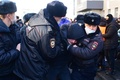 ロシア・ウラジオストクで警察に拘束されるアレクセイ・ナワリヌイ氏の釈放を求めるデモの参加者（2021年1月23日撮影）。(c)Pavel KOROLYOV / AFP