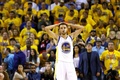 15-16NBAファイナル第7戦、ゴールデンステイト・ウォリアーズ対クリーブランド・キャバリアーズ。敗戦に頭を抱えるゴールデンステイト・ウォリアーズのステフェン・カリー（2016年6月19日撮影）。(c)AFP/Getty Images/Ezra Shaw
