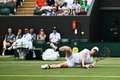 テニス、ウィンブルドン選手権、男子シングルス4回戦。転倒するデニス・シャポバロフ（2023年7月9日撮影）。(c)SEBASTIEN BOZON / AFP