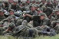 グルジアの南オセチア（South Ossetia）自治州の州都ツヒンバリ（Tskhinvali）にある平和維持軍キャンプで休むロシア軍兵士ら（2008年8月14日撮影）。(c) AFP/DMITRY KOSTYUKOV