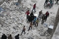 シリア政府軍とロシア軍によるものとされる爆撃があったシリア首都ダマスカス近郊の東グータで、損壊した建物の状況を調べる市民（2018年1月6日撮影）。(c)AFP PHOTO / ABDULMONAM EASSA