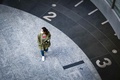 人けのない地下鉄駅構内を歩くマスク姿の女性。仏パリで（2020年4月24日撮影）。(c)GEOFFROY VAN DER HASSELT / AFP