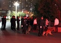 無差別殺傷事件が起きた中国・雲南（Yunnan）省昆明（Kunming）の昆明駅前に集まった警察官ら（2014年3月1日撮影）。(c)AFP