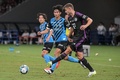 サッカー国際親善試合、川崎フロンターレ対バイエルン・ミュンヘン。味方へパスを送るバイエルン・ミュンヘンのヨシプ・スタニシッチ（手前、2023年7月29日撮影）。(c)Richard A. Brooks/ AFP