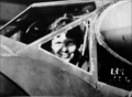 仏エッソンヌ（Essonne）県で航空機に乗る米飛行士アメリア・イアハート（Amelia Earhart）さん（1930年代に撮影）。(c)AFP