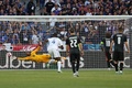 UEFAネーションズリーグ、リーグA・グループ1、フランス対クロアチア。PKを蹴るクロアチアのルカ・モドリッチ（右から2人目、2022年6月13日撮影）。(c)Thomas SAMSON / AFP