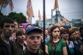 ウクライナ東部ルガンスク（Lugansk）で、独立の是非を問う住民投票での親ロシア派の「勝利」を祝う人々（2014年5月12日撮影）。(c)AFP/DIMITAR DILKOFF