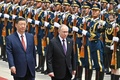 中国・北京の人民大会堂で、習近平・国家主席（左）に迎えられるロシアのウラジーミル・プーチン大統領。スプートニク配信（2024年5月16日撮影、資料写真）。(c)Sergei BOBYLYOV / POOL / AFP
