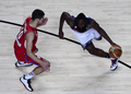 FIBAバスケットボール・ワールドカップ（FIBA Basketball World Cup 2014）決勝、米国対セルビア。セルビアのニコラ・カリニッチ（Nikola Kalinic、左）とボールを競る米国のジェームス・ハーデン（James Harden、2014年9月14日撮影）。(c)AFP/PIERRE-PHILIPPE MARCOU