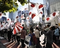 東京・代々木公園で行われた右派系団体による反中集会後、日の丸を手に渋谷でデモをする参加者たち（2010年10月2日撮影）。(c)AFP/Yoshikazu TSUNO