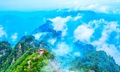 雲がかかった武当山（2020年6月15日撮影）。(c)CNS/趙広亮