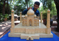 インドのアーメダバード（Ahmedabad）で、マッチ棒7万5000本で作ったタージマハル（Taj Mahal）の模型を仕上げるアーティストのシェイク・サリムバイ（Shaikh Salimbhai）氏（2011年10月9日撮影）。(c)AFP
