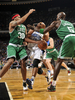 09-10NBA、オーランド・マジック（%%Orlando Magic%%）対ボストン・セルティックス（%%Boston Celtics%%）。試合はセルティックスが86-77で勝利した。写真はセルティックスのラシード・ウォーレス（%%Rasheed Wallace%%）とケビン・ガーネット（%%Kevin Garnett%%）のダブルチーム・ディフェンスを受けるマジックのビンス・カーター（%%Vince Carter%%）。（2009年12月25日撮影）(c)AFP/Getty Images/NBAE/Fernando Medina
