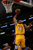 デンバー・ナゲッツ戦でゴール下からダンクシュートに跳ぶロサンゼルス・レイカーズのコービー・ブライアント（%%Kobe Bryant%%）。（2008年11月21日撮影）(c)AFP/Getty Images/Stephen Dunn