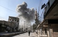 シリアの首都ダマスカス近郊の東グータ地区で、政府軍が実施したとされる空爆により立ち上る煙（2018年2月21日撮影）。(c)AFP PHOTO / ABDULMONAM EASSA