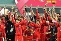 サッカーAFC女子アジアカップ決勝、中国対韓国。優勝を飾り、トロフィーを掲げて喜ぶ中国の選手ら（2022年2月6日撮影）。(c)Indranil MUKHERJEE / AFP