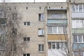 ロシア・エフレモフで自宅軟禁下に置かれ、窓を開けて外を眺めるアレクセイ・モスカリョフさん（2023年3月23日撮影）。(c)Natalia KOLESNIKOVA / AFP