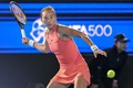女子テニス、東レ・パンパシフィック・オープン、シングルス準々決勝。リターンを狙う鄭欽文（2024年10月25日撮影）。(c)Richard A. Brooks / AFP