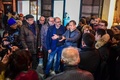イタリア・ミラノの中華街で、中国系事業者を代表するフランチェスコ・ウー氏（中央右）と会見する、イタリア民主党のマテオ・マウリ氏（中央）ら（2020年2月2日撮影）。(c)Miguel MEDINA / AFP