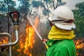 オーストラリア・マーガレットリバー近郊で山火事の消火に当たる消防士。消防当局提供（2021年12月8日撮影、同10日入手）。(c)AFP PHOTO / SEAN BLOCKSIDGE / WESTERN AUSTRALIA DEPARTMENT OF FIRE AND EMERGENCY SERVICES